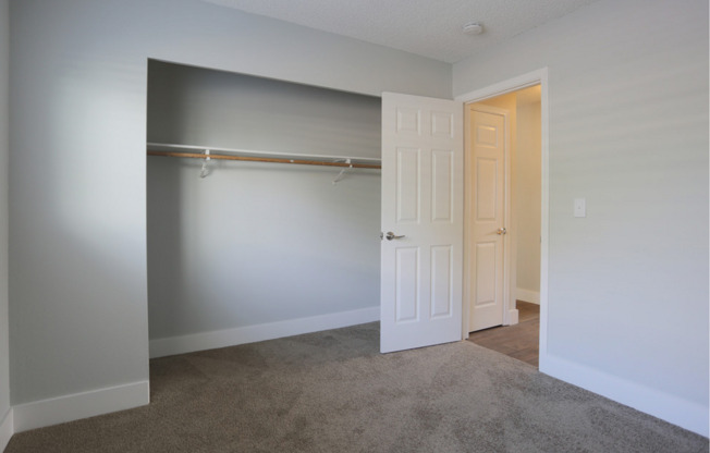 2 beds, 1 bath, 870 sqft, $1,575, Unit 77