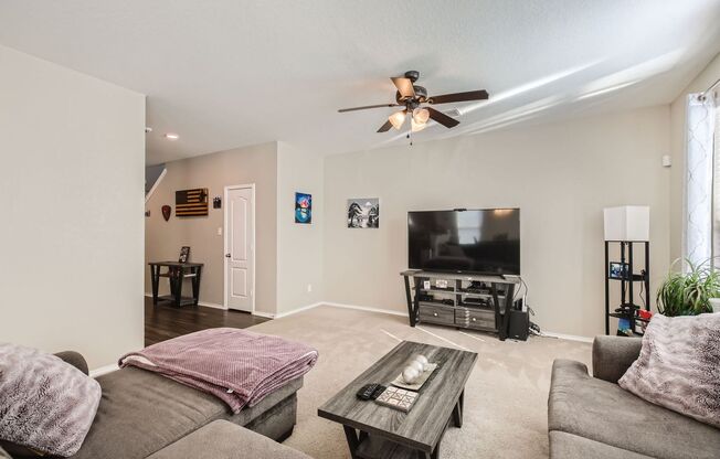 3 Bed/2.5 Bathroom~ Multiple Living Spaces~ Located near Lackland AFB!