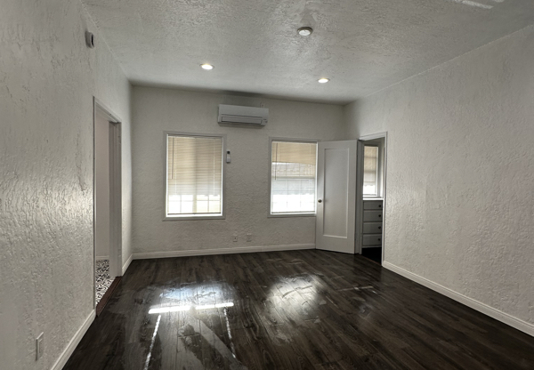 216 E Valencia Ave 5