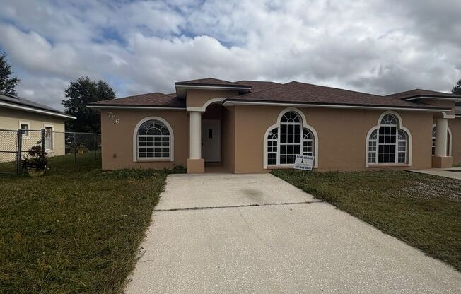 1/2 Duplex in Poinciana