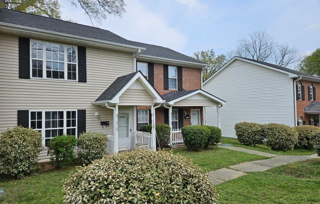 Lovely 2br 2.5ba End Unit Townhome! Available Now!