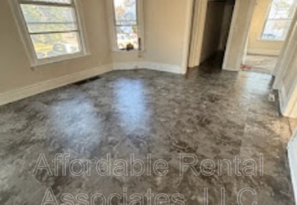 1502 W GREENFIELD AVE