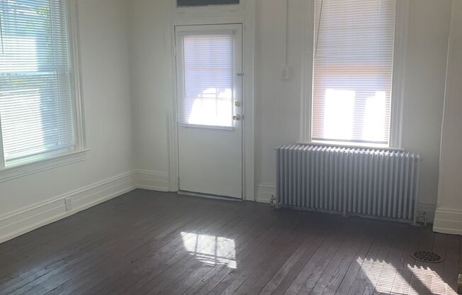 2 beds, 1 bath, $995, Unit Apt 2