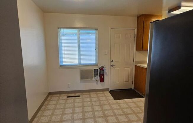 RETIREMENT COMMUNITY 62+ ONLY: 1 Bed/1 Bath "Special Treat" - San Leandro
