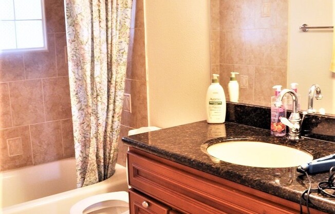 Gorgeous well maintained 4 bed house available in Clyde Hill/Bellevue downtown!