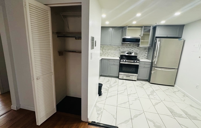 2 beds, 1 bath, 800 sqft, $2,500, Unit 105