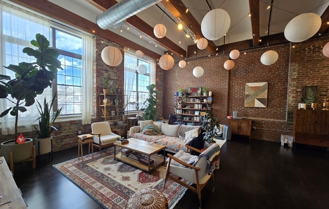 154 W 2 ST
