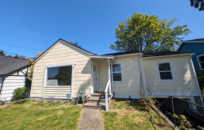 Updated 3 Bedroom Charmer in the Heart of DT Bremerton!
