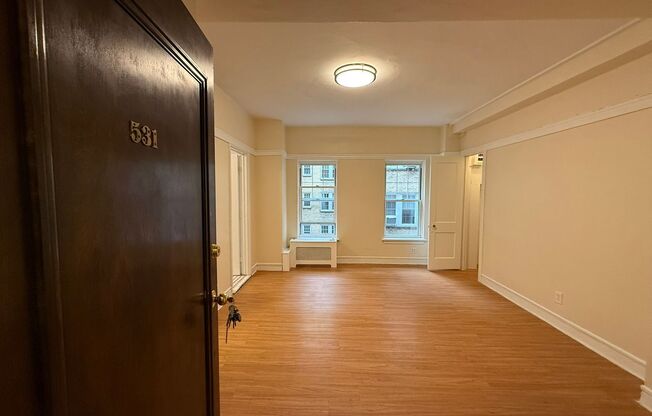 Studio, 1 bath, 323 sqft, $1,175, Unit Old King Edward 531