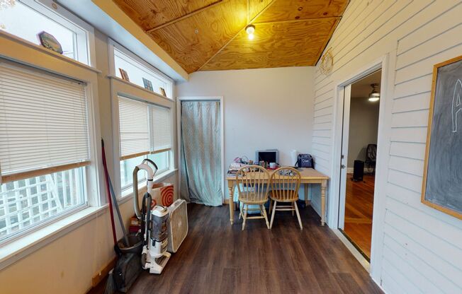 Charming 1BR + Bonus Sunroom - Near Yale, AC & Heat and Electricity Included