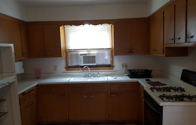 3 beds, 1.5 baths, 1,300 sqft, $1,050, Unit 1 - Lower