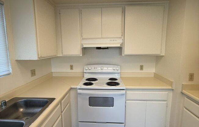 2 beds, 1 bath, $1,995, Unit B