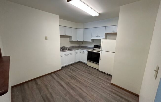 2 beds, 1 bath, $995, Unit 1851-102