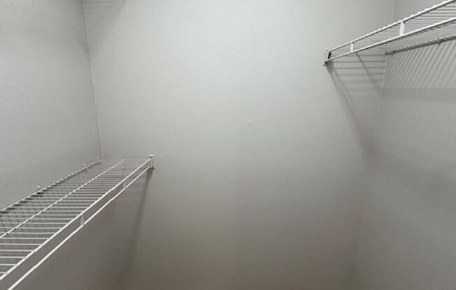 2 beds, 1 bath, 934 sqft, $1,684, Unit 335