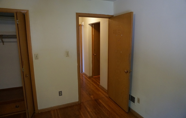 2 beds, 1 bath, 750 sqft, $1,300, Unit 2B