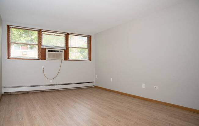 1 bedroom - garden level, spacious living room