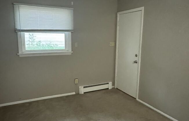 3 beds, 1 bath, $975, Unit 9