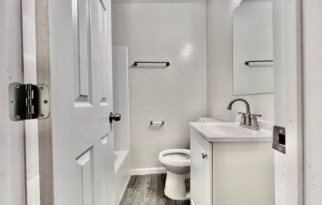 2 beds, 1 bath, 700 sqft, $725, Unit APT 4