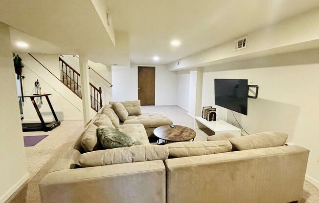 Stunning 4Bed 2bath House in Point Breeze! Available Furnished or not!