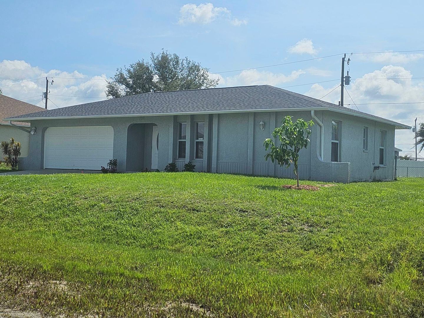 3/2/2 Single Family Home with Fenced in Yard!