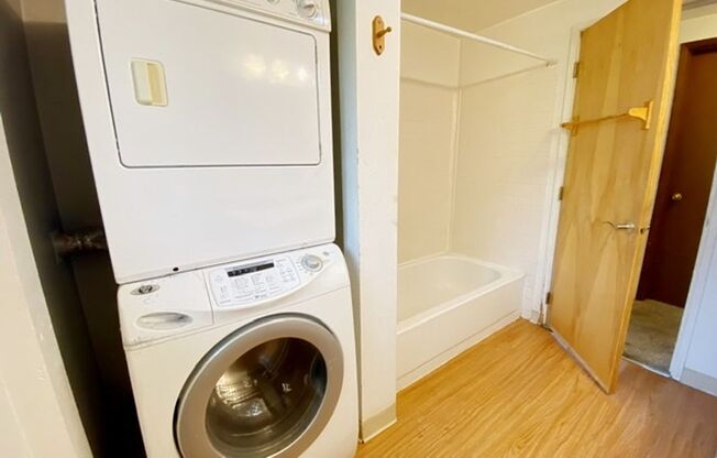 2 beds, 1 bath, $1,550, Unit A