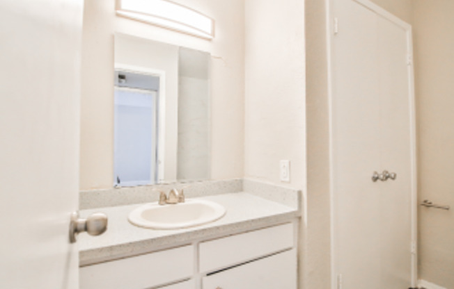 1 bed, 1 bath, 735 sqft, $895