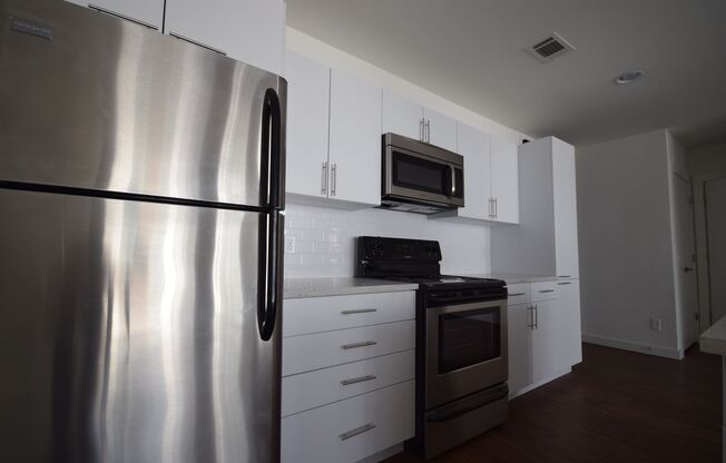 1 bed, 1 bath, 895 sqft, $1,250, Unit 216