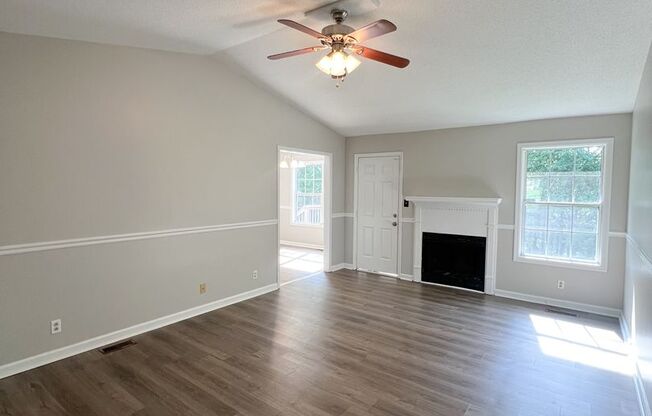 Large Deck and Fenced Backyard!