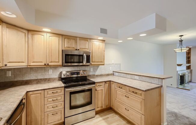 4b/3.5ba 3 Story Condo in Table Mesa!
