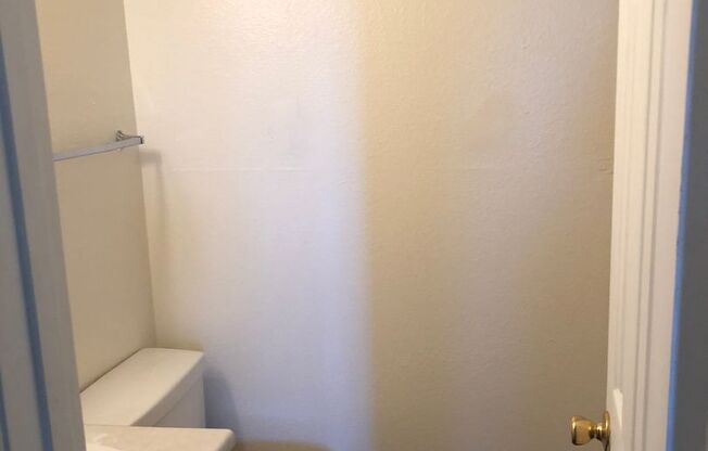2 beds, 1 bath, 796 sqft, $1,150, Unit 127