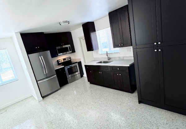 624 W 17 ST
