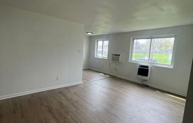 2 beds, 1 bath, $1,295, Unit Unit 1329A
