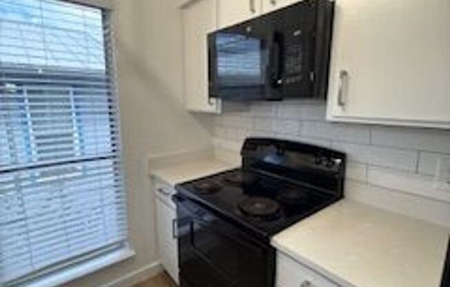2 beds, 1 bath, 825 sqft, $1,195, Unit 102