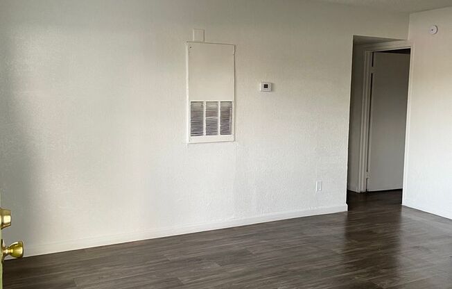 2 beds, 1 bath, $1,095, Unit 200
