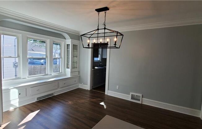 Beautiful CLE 4 bed/2 bath  - Available NOW!