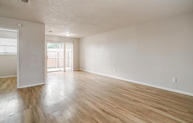 1 bed, 1 bath, $1,025, Unit 322 W Mustang