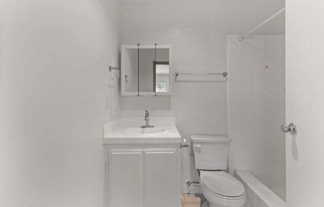 Studio, 1 bath, 305 sqft, $1,395, Unit 05