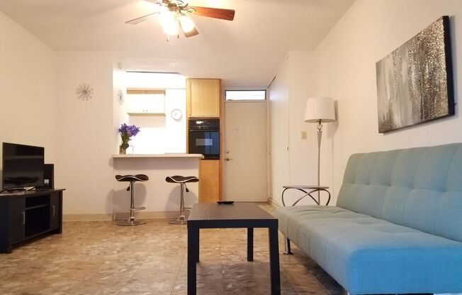 Near Waikiki Beach. Window AC. Near Public Transportation