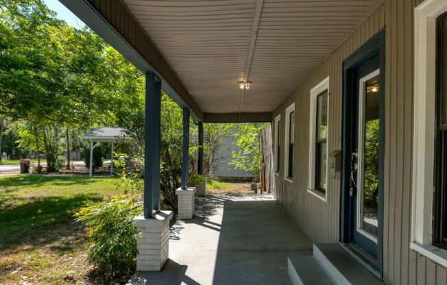 Cozy 3 bedroom, 1 bathroom home located in Terrell, TX!