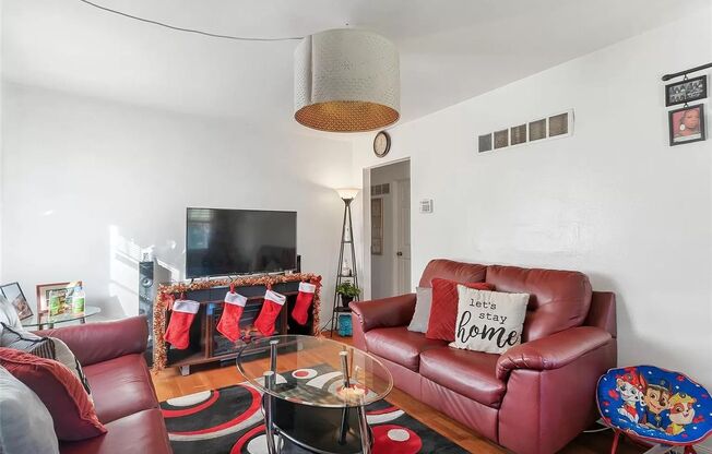 Available NOW! Beautiful/Unique 2 bed 1 bath Single Family Home for Rent!!
