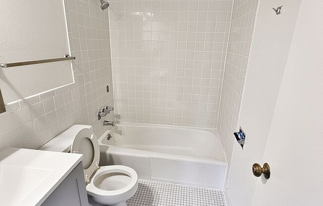 3 beds, 2 baths, $3,295, Unit 502