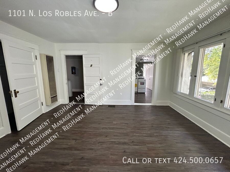 1101 N LOS ROBLES AVE