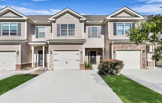 Charming 3-Bed Townhome in Prime Richmond Hill Location!