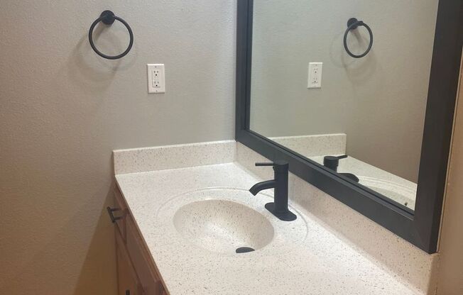 1 bed, 1 bath, 690 sqft, $1,130, Unit 606