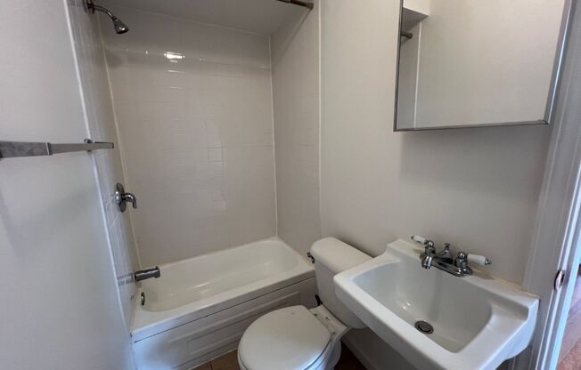 Studio, 1 bath, 251 sqft, $919, Unit 410 S. Atlantic Ave. #3