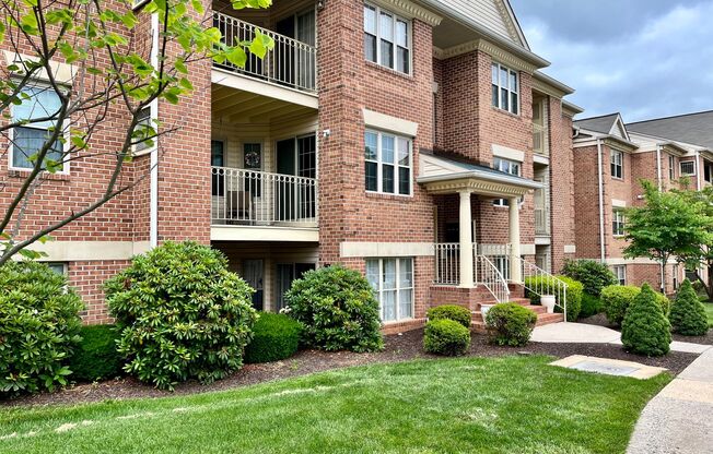 Charming 2 Bedroom/2 Bathroom Apartment Unit in Pond Condos!