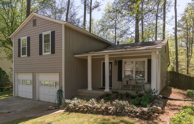 Beautiful 3BD/2BA Home in the Kensington Square community in Roswell.