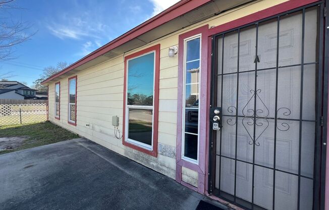3-Bedroom, 2-Bathroom Duplex in A Convenient Location!
