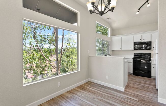 Beautiful End Unit Condo with Overlook of Park and Canyon!