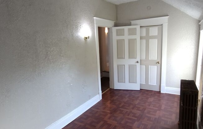 3 beds, 1 bath, $1,400, Unit 3